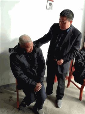 碧江家具董事長慰問孤寡老人