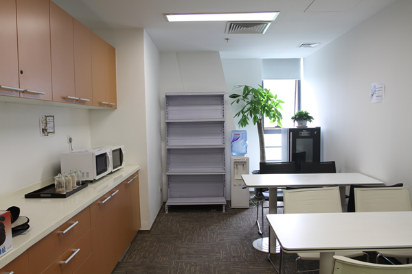 上海辦公家具廠家——碧江辦公家具網(wǎng)為漢今國際打造的茶水間