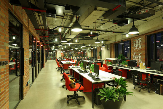 上海辦公家具廠家——工業(yè)風(fēng)下的傳統(tǒng)與前衛(wèi)并存的工作室