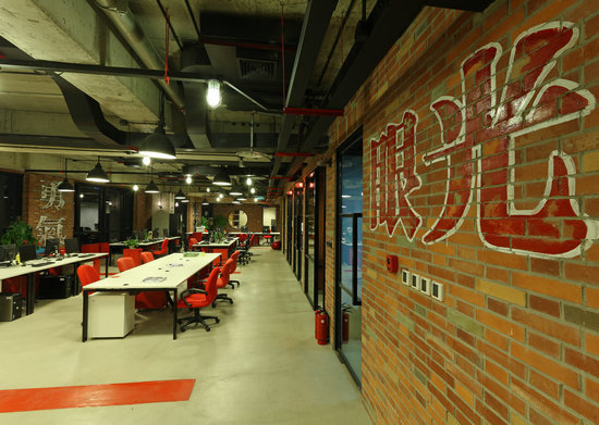 上海辦公家具廠家——工業(yè)風(fēng)下的標(biāo)語墻