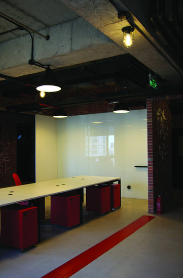 上海辦公家具廠家——工業(yè)風(fēng)下的公共白板區(qū)