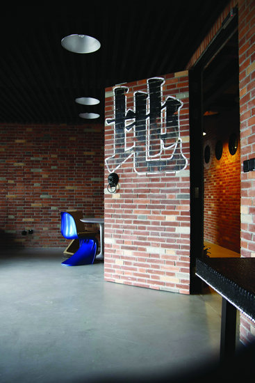 上海辦公家具廠家——工業(yè)風(fēng)下的古樸風(fēng)格的門