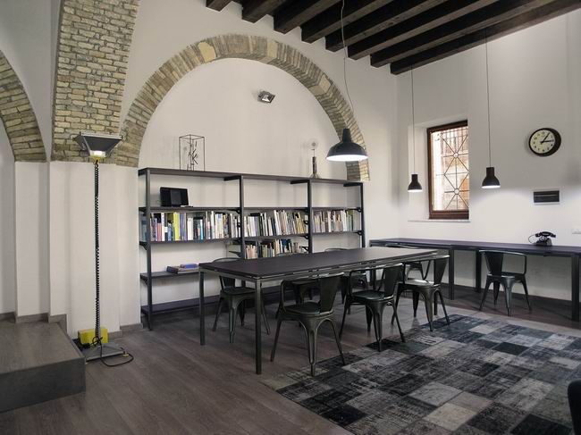 上海碧江辦公家具為您打造鬧市深處的辦公場(chǎng)所