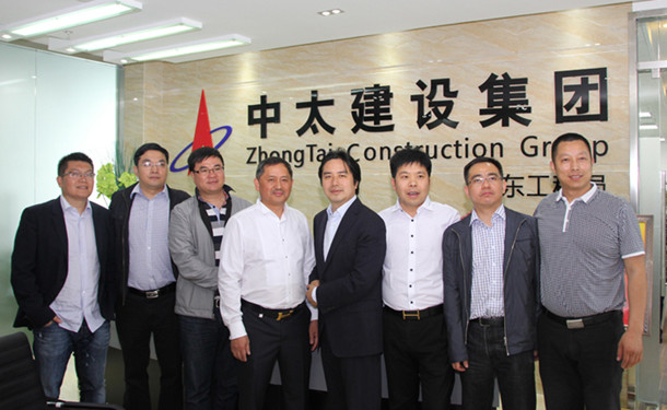 上海碧江辦公家具公司與中泰建設合影留念