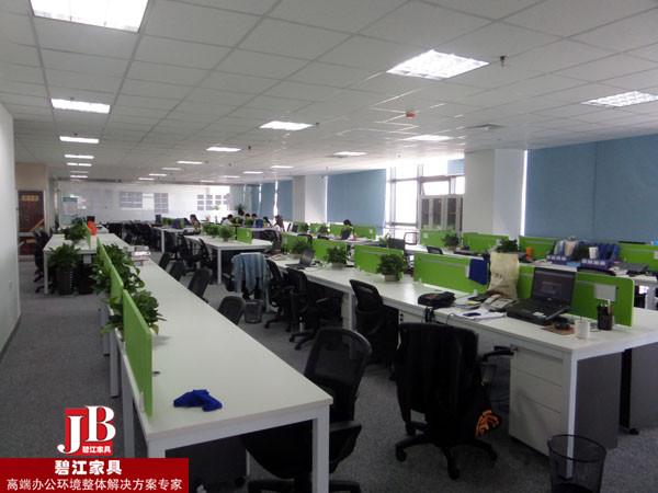 去哪兒網(wǎng)職員辦公桌椅配置