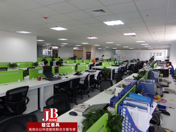 去哪兒網(wǎng)時(shí)尚辦公桌椅配置