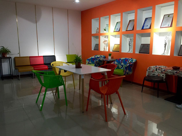 上海碧江辦公家具廠(chǎng):現(xiàn)代時(shí)尚洽談桌