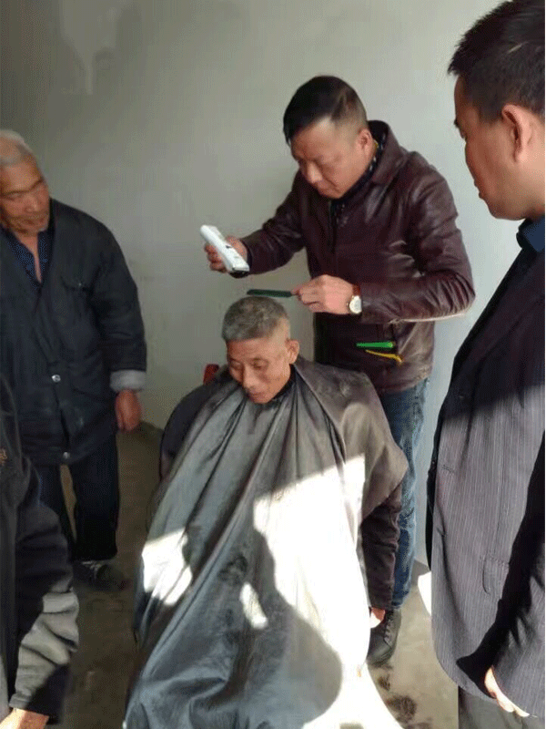 碧江家具董事長(zhǎng)慰問(wèn)孤寡老人