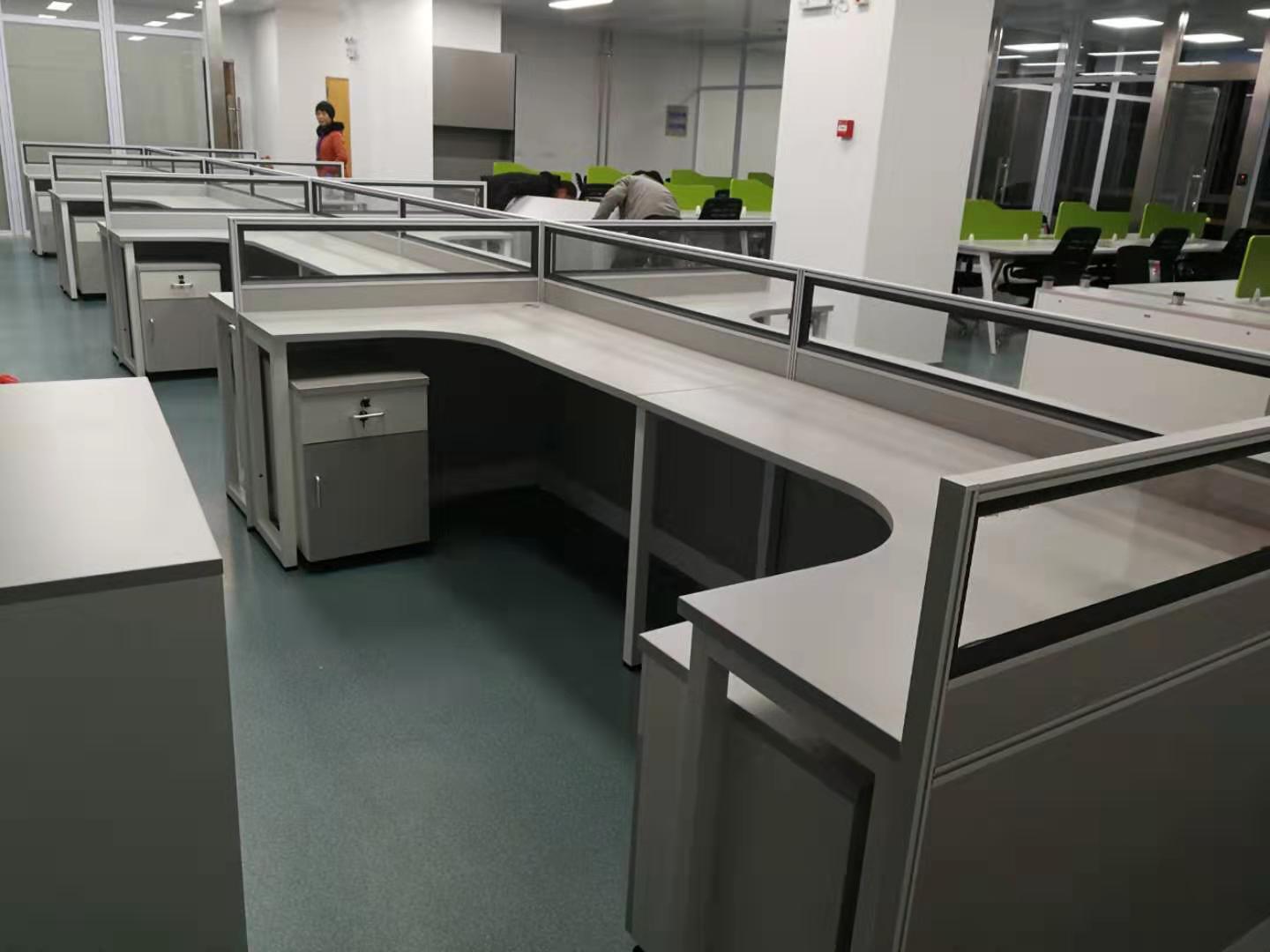 屏風(fēng)隔斷辦公桌