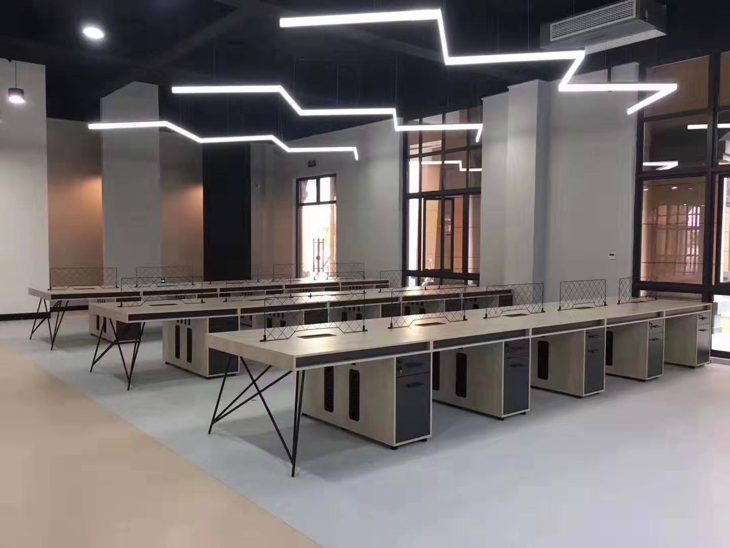 屏風(fēng)式辦公桌廠家